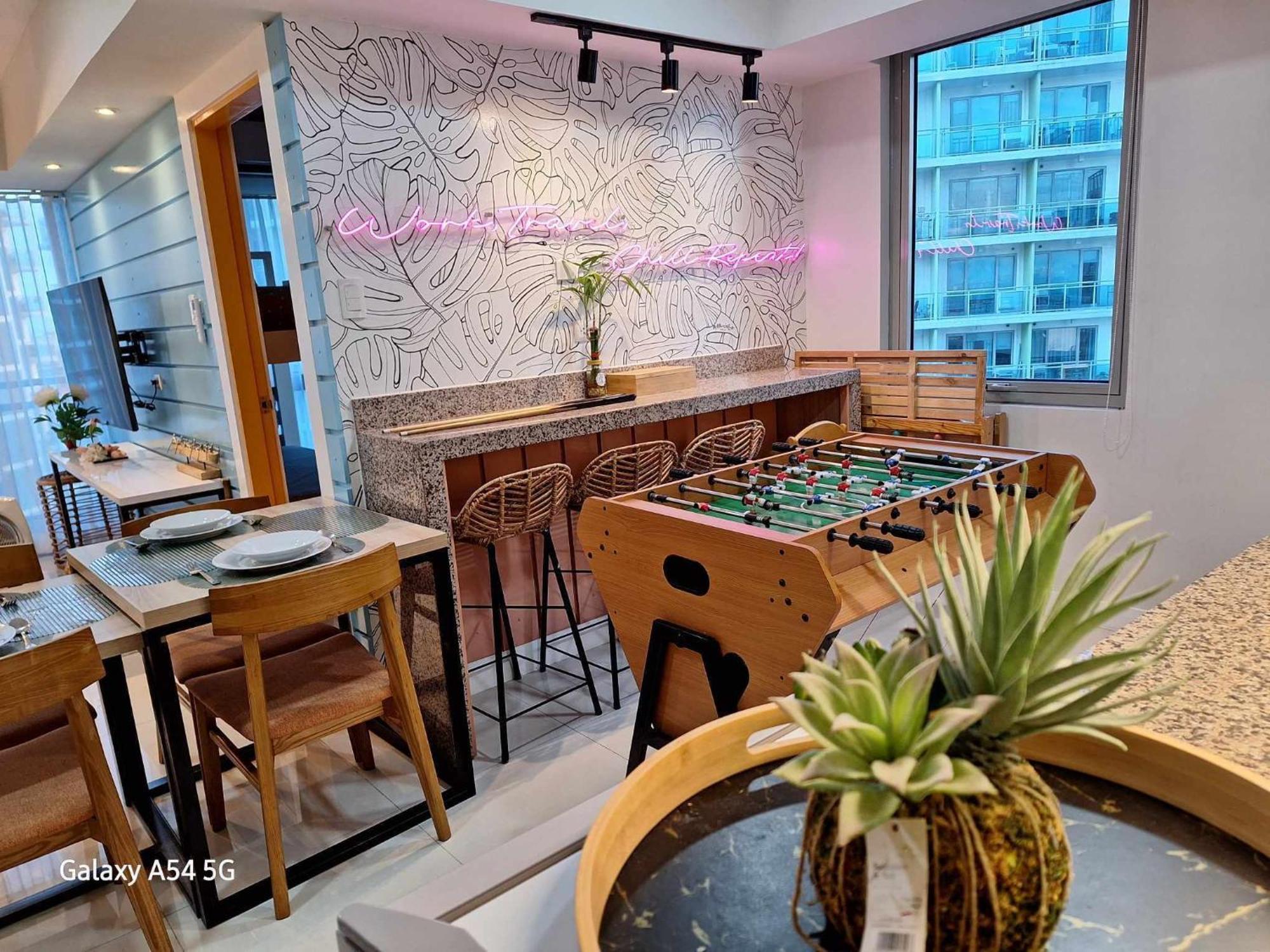 Manila Urban Resort At Azure Экстерьер фото