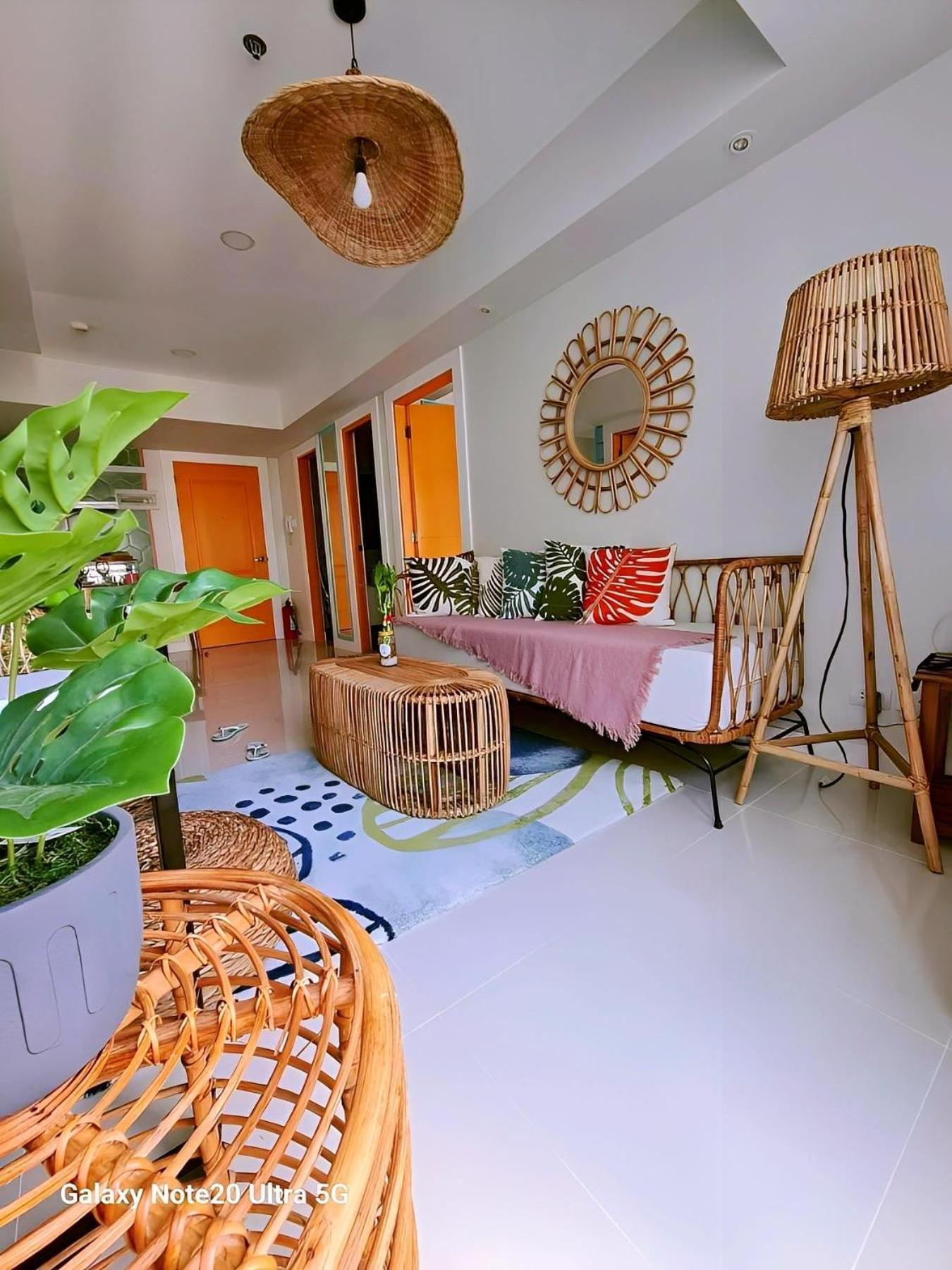 Manila Urban Resort At Azure Экстерьер фото