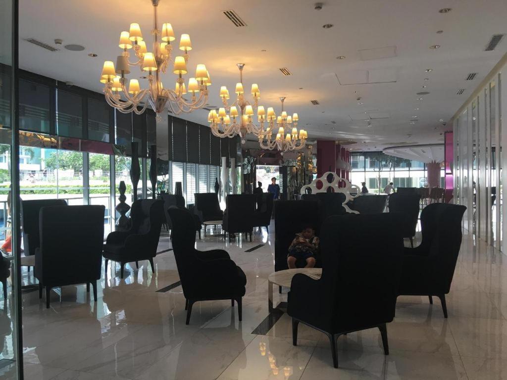 Manila Urban Resort At Azure Экстерьер фото