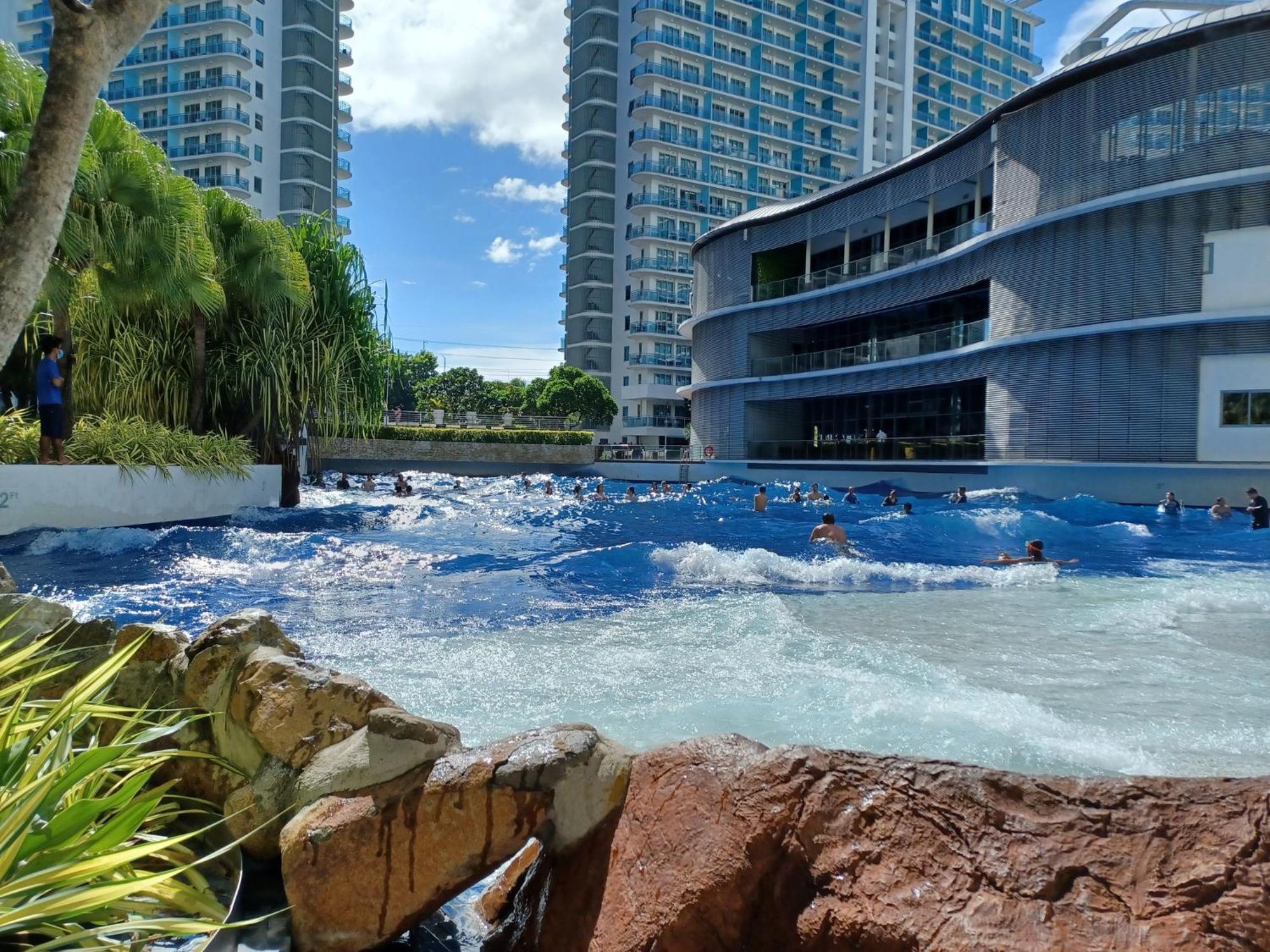 Manila Urban Resort At Azure Экстерьер фото