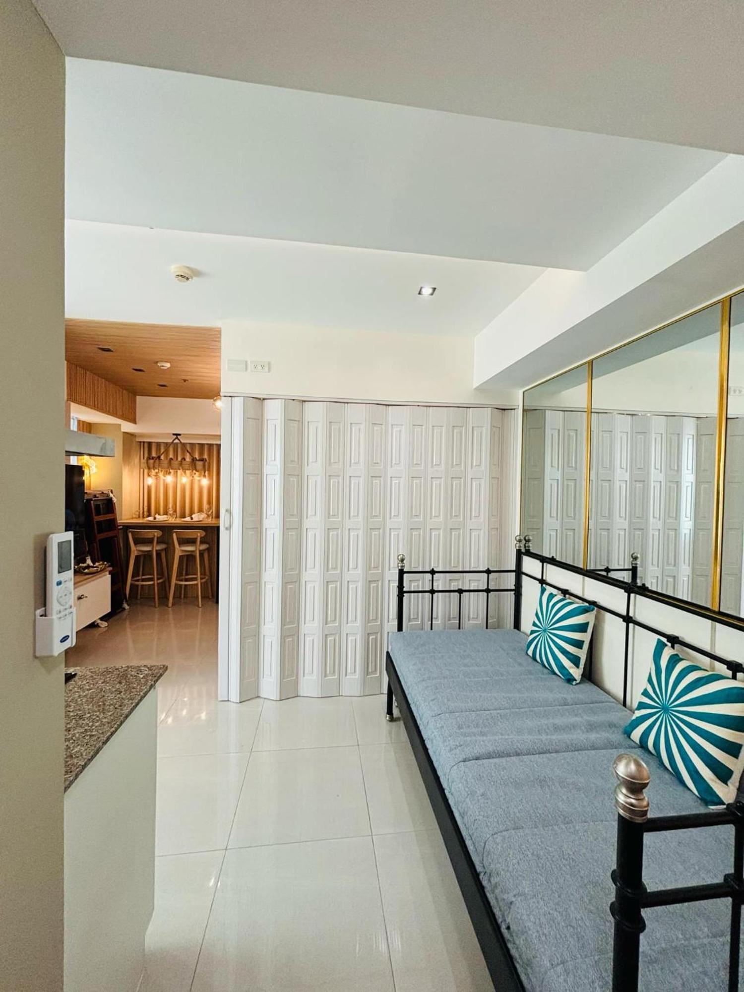 Manila Urban Resort At Azure Экстерьер фото