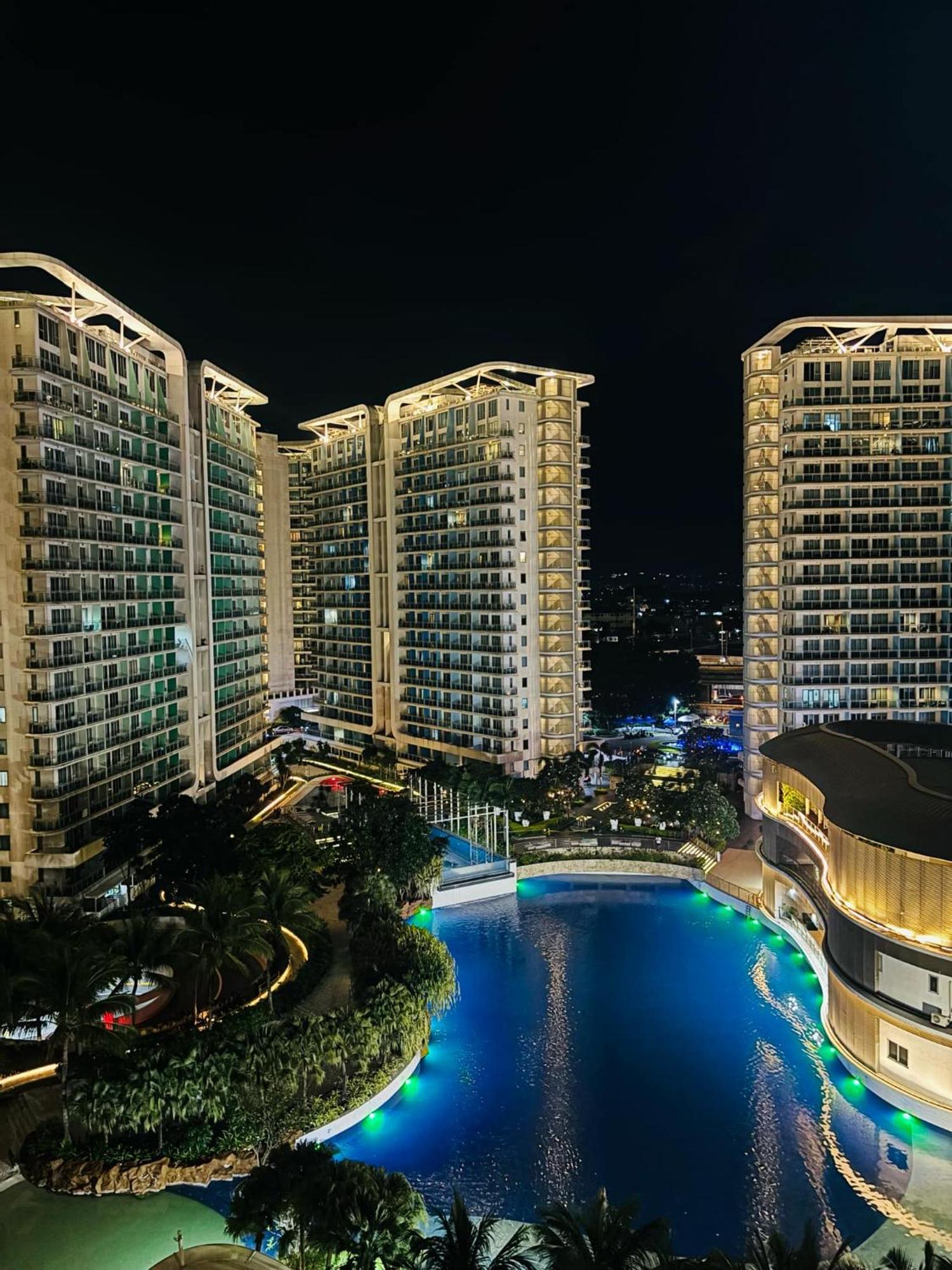 Manila Urban Resort At Azure Экстерьер фото