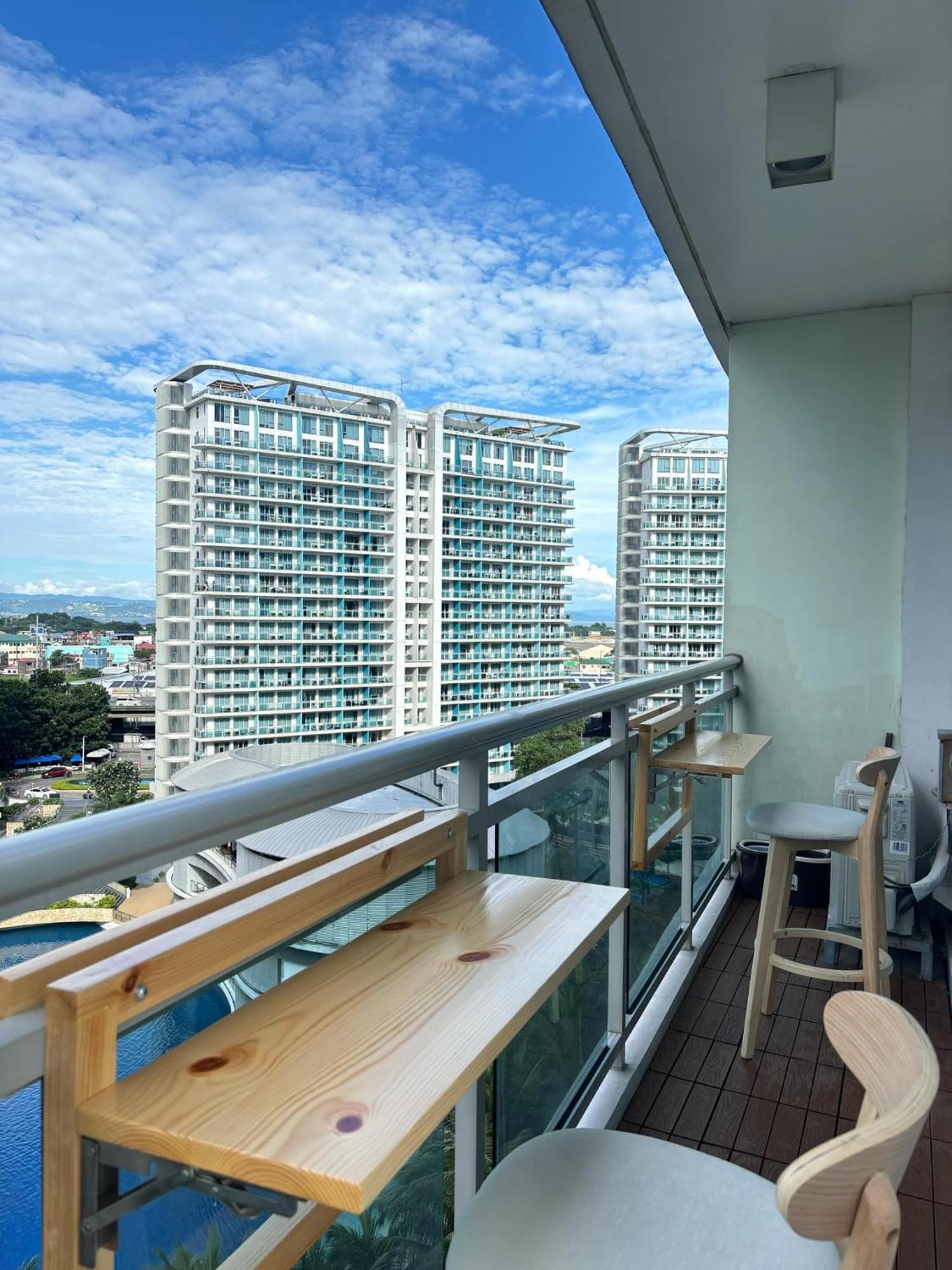 Manila Urban Resort At Azure Экстерьер фото
