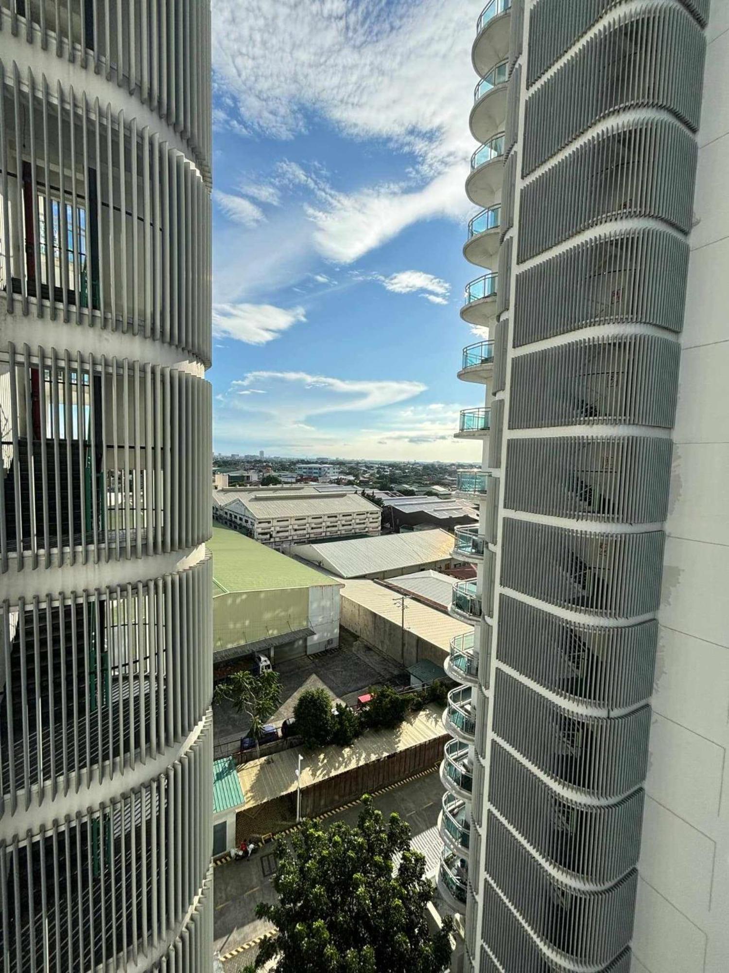Manila Urban Resort At Azure Экстерьер фото