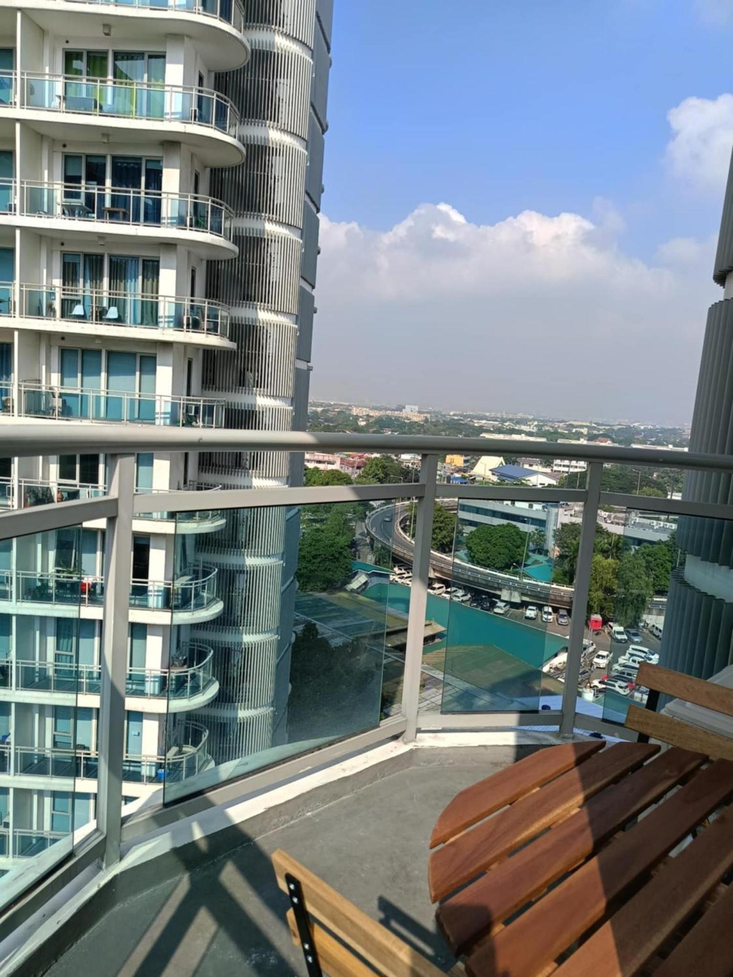 Manila Urban Resort At Azure Экстерьер фото