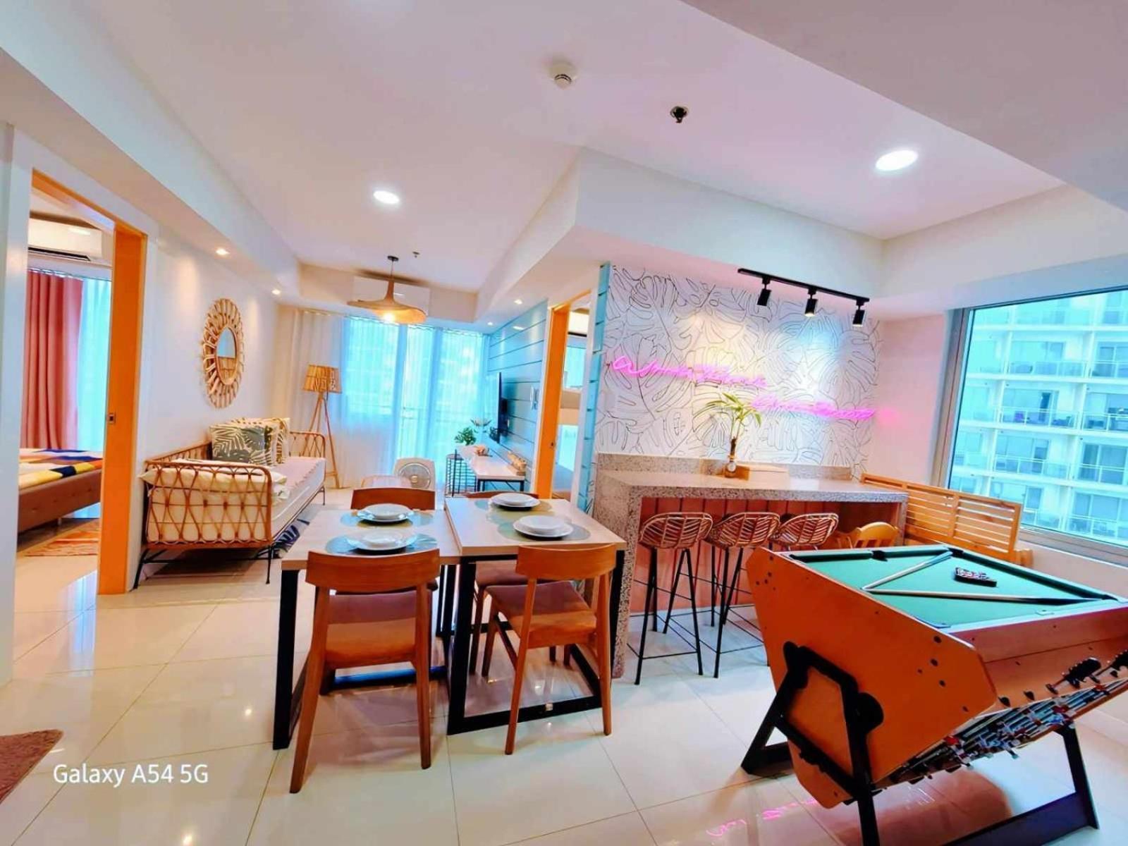 Manila Urban Resort At Azure Экстерьер фото