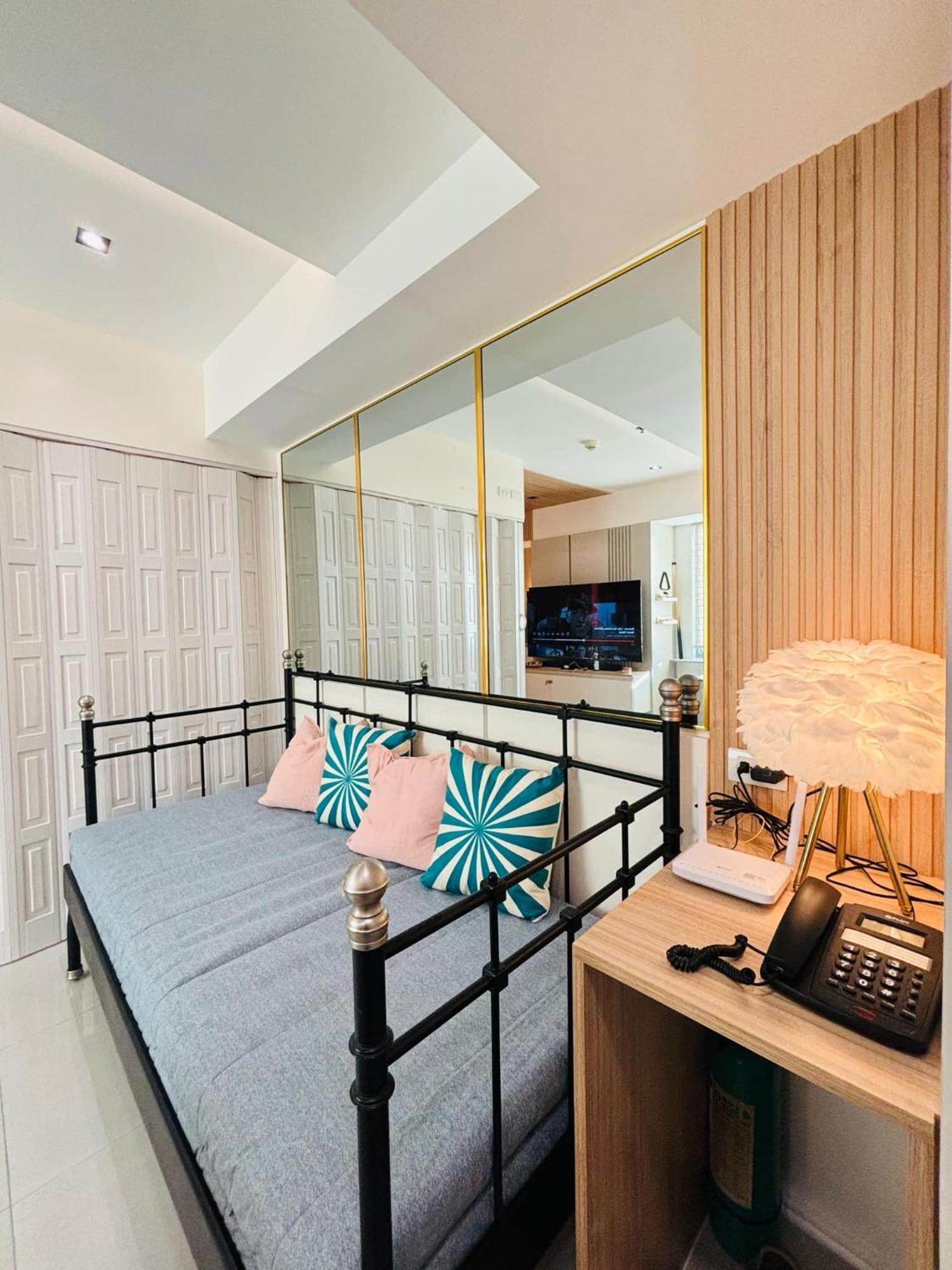 Manila Urban Resort At Azure Экстерьер фото