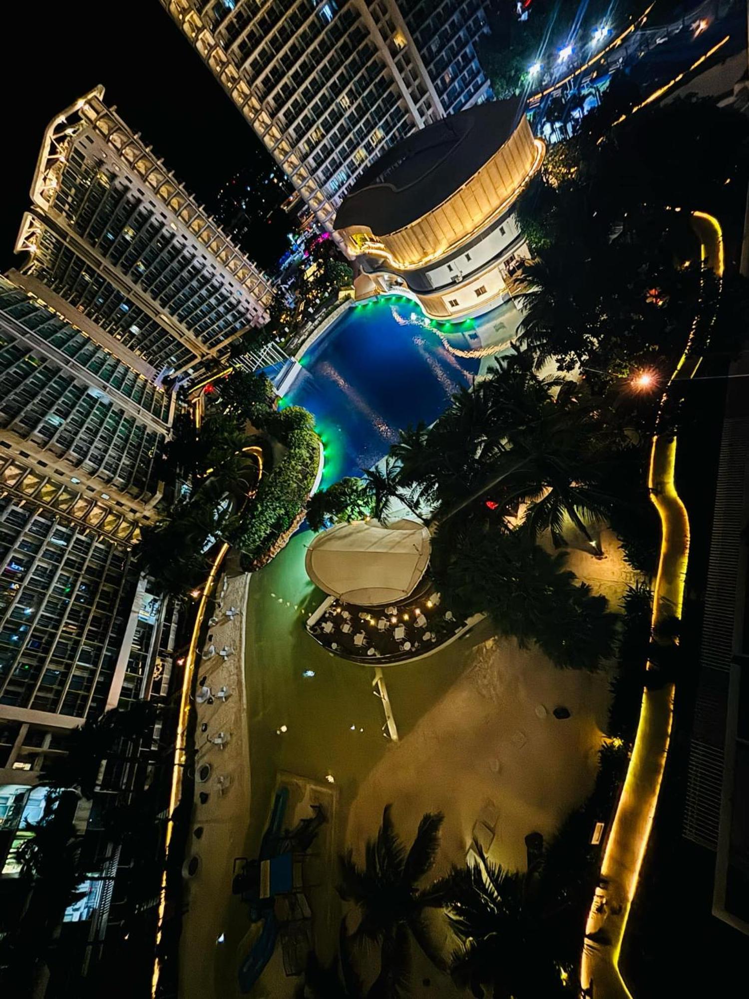 Manila Urban Resort At Azure Экстерьер фото