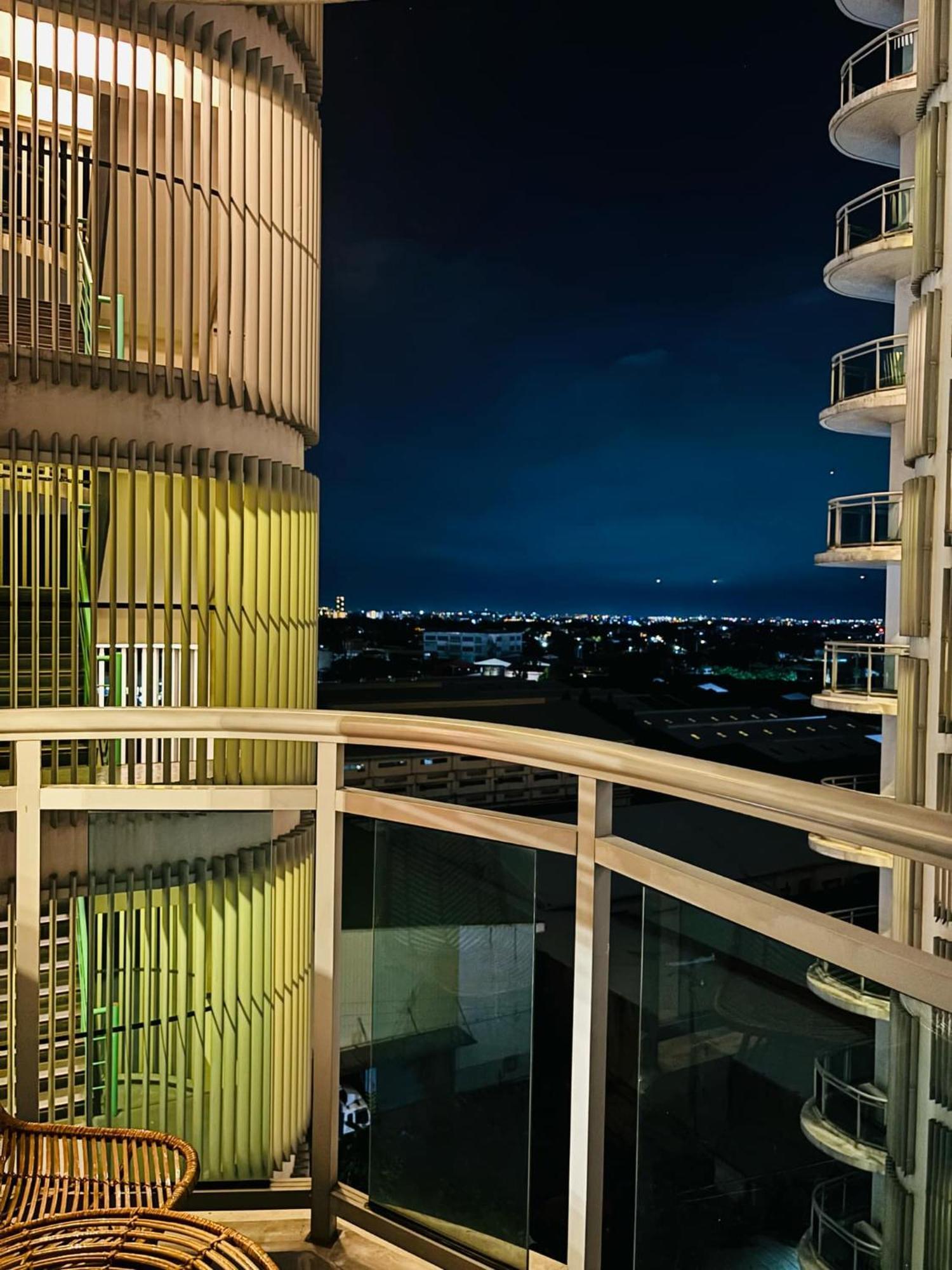 Manila Urban Resort At Azure Экстерьер фото